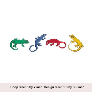 Pode incluir: Quatro geckos bordados em diferentes cores: verde, azul, vermelho e amarelo. Os geckos estão dispostos em uma fila, olhando para o lado direito da imagem. O design mede aproximadamente 1,6 polegadas por 6,9 polegadas.