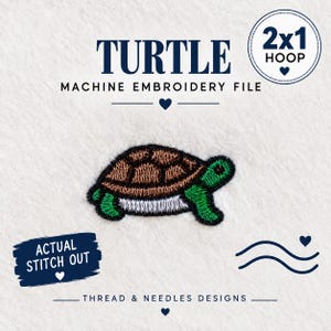 Op de afbeelding: Een machineborduurontwerp van een schildpad met een bruin schild, groene ledematen en een witte buik. De tekst luidt TURTLE MACHINE EMBROIDERY FILE, 2x1 HOOP, ACTUAL STITCH OUT en THREAD & NEEDLES DESIGNS, voorzien van kleine hartjes.