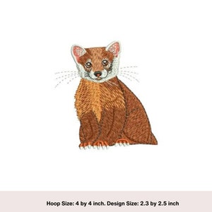 Puede incluir: Diseño bordado de una marta marrón y blanca sentada con las patas metidas. El diseño mide 2,3 pulgadas por 2,5 pulgadas.