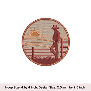 Pode incluir: Desenho bordado de um cowboy em pé perto de uma cerca com um pôr do sol ao fundo. O desenho é em tons de marrom e bege e mede 2,5 polegadas por 2,5 polegadas.