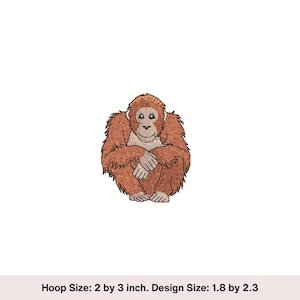 Puede incluir: Un diseño bordado de un orangután naranja sentado con los brazos cruzados. El diseño mide 1,8 pulgadas por 2,3 pulgadas.
