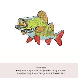 以下が含まれることがあります： 緑、黄色、オレンジの魚に赤いヒレが付いた刺繍のデザイン。魚は3.6インチ×2.7インチで、4インチ×4インチのフープに刺繍できます。デザインは、5インチ×7インチのフープにも刺繍でき、デザインサイズは4.5インチ×6.2インチです。