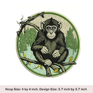 Op de afbeelding: Borduurwerk van een chimpansee die op een tak in een groen bos zit. Het ontwerp is rond en heeft een diameter van 3,7 inch.