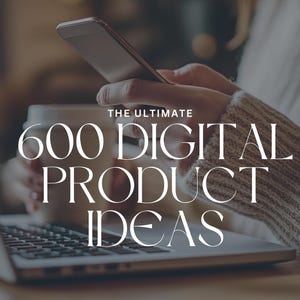 Könnte beinhalten: Die ultimativen 600 digitalen Produktideen: Bestseller in jeder Nische. Eine Person verwendet einen Laptop und ein Smartphone und schlägt digitale Produktideen für Online-Unternehmen vor.