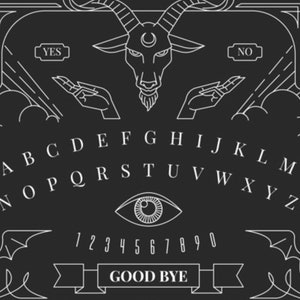 Pode incluir: Tabuleiro Ouija preto com arte de linha branca. Apresenta uma cabe&ccedil;a de cabra com uma lua crescente, m&atilde;os, letras, n&uacute;meros e as palavras "YES", "NO" e "GOOD BYE". Decorativo e m&iacute;stico.
