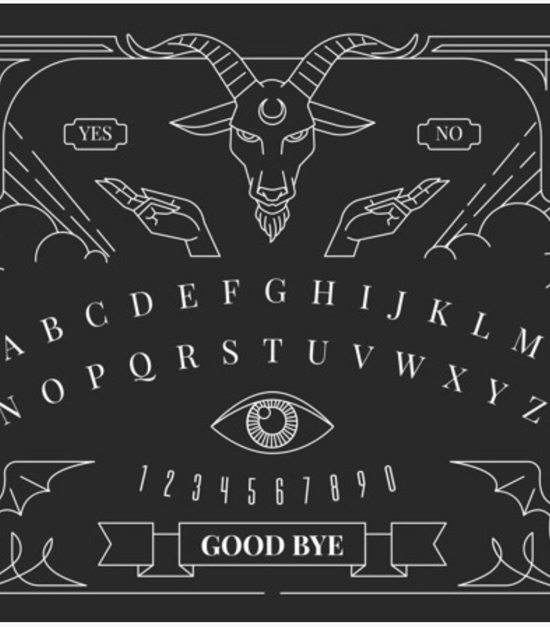 Pode incluir: Tabuleiro Ouija preto com arte de linha branca. Apresenta uma cabe&ccedil;a de cabra com uma lua crescente, m&atilde;os, letras, n&uacute;meros e as palavras "YES", "NO" e "GOOD BYE". Decorativo e m&iacute;stico.