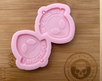Stampo in silicone per orecchini I Believe. Stampo in silicone per orecchini I Believe. Stampo in silicone per creazioni in resina. Stampo per orecchini Alien.