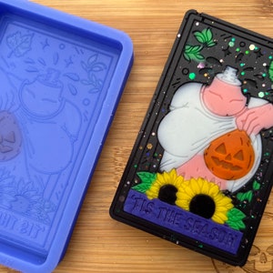 Tis The Season Halloween Tarot Cards Molde de cera para derretir cera, resina, arcilla, fondant, chocolate, jabón, adornos para pasteles y más.