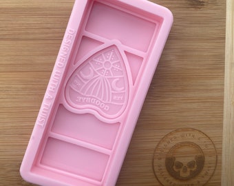 Könnte beinhalten: Rosa Silikonform mit einem Design eines Herzens mit einer Sonne und einem Mond im Inneren. Die Form hat den Text "Designed with a twist" an der Seite.