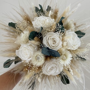 Brautstrauß „Boho Bride Eukalyptus“ aus Trockenblumen – Infinity-Rosen – Bräutigamanstecker, Brautjungfernstrauß, Haarkamm, Deko