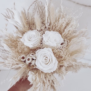 Brautstrauß "Boho Bride" aus Trockenblumen/Dried Flowers, Bräutigamanstecker, Brautjungfernstrauß aus Pampas und Infinityrosen, Weiß-Beige