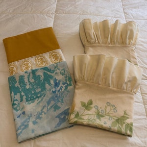 Vintage Pillowcases, Bundle of Ruffled Standard Floral on Two Sides and 2 Standard Twin Pillowcases, Vintage Linens, Bed Linens, Pillowcases