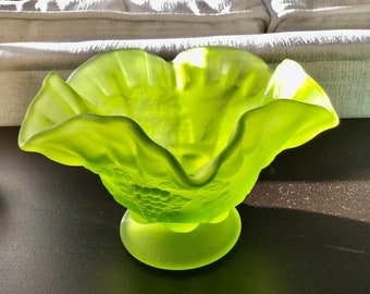 WESTMORELAND Green Satin Glass Candy Bowl, Westmoreland Grape Pattern Bowl, Westmoreland Glass Collectibles, Lime Green Dish, Home Decor