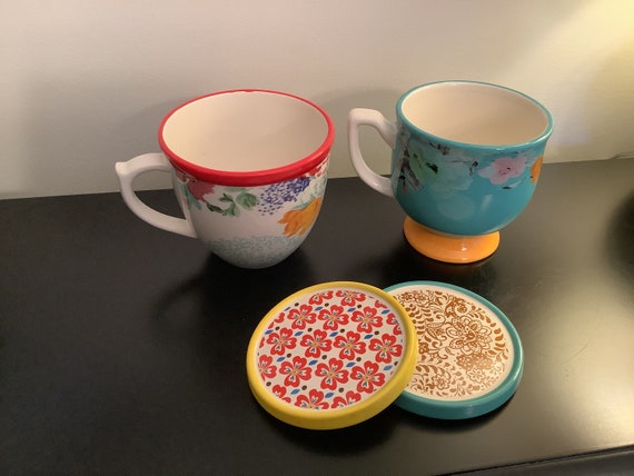 Vintage, but Never Used, The Pioneer Woman Set of Two Mugs With 2 Coasters, Christmas Gifts, Microwave Safe, Dishwasher Safe, 12 Oz Mugs