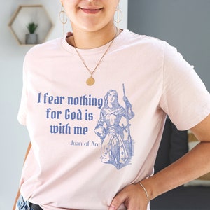 Camiseta unissex de manga curta I Fear Nothing For God Is With Me, camiseta Santa Joana d&#39;Arc, camiseta católica de santo, presentes com citações de santo católico,