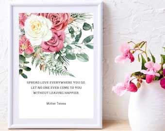 Könnte beinhalten: Ein weißer gerahmter Druck mit einem Aquarellbild von rosa und weißen Rosen und Grün. Der Druck zeigt ein Zitat von Mutter Teresa: "Verbreite Liebe überall, wo du hingehst. Lass niemanden zu dir kommen, ohne glücklicher zu sein."