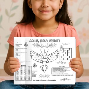 Op de afbeelding: Een jong meisje houdt een zwart-wit werkblad vast met de tekst "COME, HOLY SPIRIT!". Het blad bevat een duifillustratie, een doolhof, een woordzoeker en invulopdrachten. Het meisje draagt een perzikkleurig T-shirt.