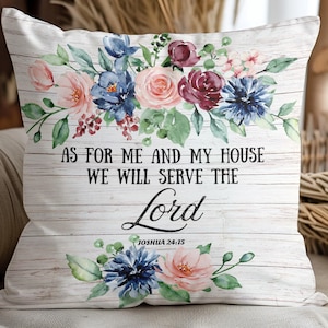 Könnte beinhalten: Ein weißes Kissen mit einem Blumendesign und dem Text "As for me and my house we will serve the Lord Joshua 24:15".