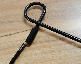 Supporto per bandiera da giardino nero, tre sezioni, avvitabili tra loro, senza bisogno di attrezzi o componenti aggiuntivi.
