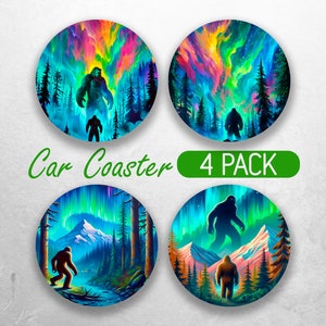 Könnte beinhalten: Set aus vier runden Auto-Untersetzern mit Bigfoot in einer Waldszene unter einem farbenfrohen Nordlicht. Die Untersetzer haben ein lebendiges, künstlerisches Design mit grünen, blauen und violetten Farbtönen. Der Text "Car Coaster 4 PACK" ist ebenfalls zu sehen.