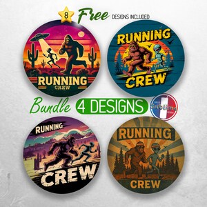 Könnte beinhalten: Ein Satz von vier runden Aufklebern mit dem Thema "Running Crew". Jeder Aufkleber zeigt einen Bigfoot- oder Alien-Charakter beim Laufen, mit leuchtenden Farben und einem Retro-Design. Enthält den Text "Free Designs Included".