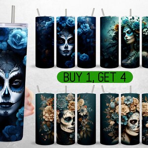 Könnte beinhalten: Set aus vier 20 oz Edelstahl-Bechern mit Totenkopf-Motiv. Die Becher haben einen dunkelblauen Hintergrund mit floralen Mustern und einem Zucker Schädel Gesicht. Der Text "KAUFE 1, BEKOMME 4" ist auf einem grünen Banner gedruckt.