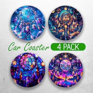 Könnte beinhalten: Set mit vier Auto-Untersetzern mit einem Traumfänger-Design mit violetten, blauen und goldenen Akzenten auf einem dunkelblauen Hintergrund. Die Untersetzer haben ein 4 PACK-Etikett.