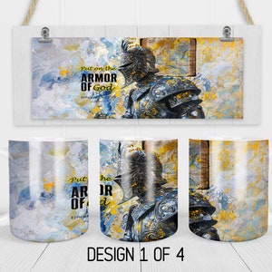 Peut inclure: Un ensemble de quatre tasses &agrave; caf&eacute; avec un motif repr&eacute;sentant un chevalier en armure et le texte "Put on the Armor of God." L'arri&egrave;re-plan est un design abstrait bleu et or.