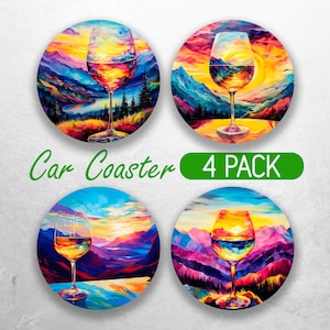 Op de afbeelding: Set van vier ronde auto-onderzetters met een kleurrijk zonsonderganglandschap met een glas wijn op de voorgrond. De tekst "Car Coaster 4 PACK" is gedrukt op een groene rechthoek.