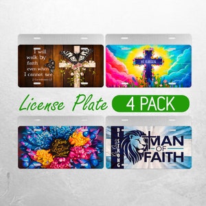 Puede incluir: Cuatro placas de matrícula diferentes con temas cristianos. La primera placa tiene un fondo de madera con una cruz y el texto "I will walk by faith even when I cannot see 2 Corinthians 5:7". La segunda placa tiene un fondo de arcoíris con una cruz y el texto "He is risen". La tercera placa tiene un fondo floral con mariposas y el texto "Jesus Lord and Savior". La cuarta placa tiene un fondo azul y blanco con un león y el texto "Be Strong Man of Faith".