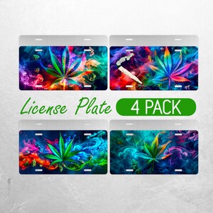 Puede incluir: Cuatro placas de matrícula coloridas con un diseño de hoja de marihuana verde y humo de colores. El texto "License Plate 4 PACK" está impreso en la parte inferior.