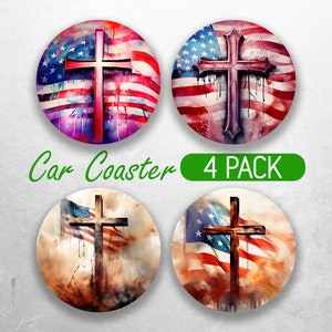 Könnte beinhalten: Set mit vier Auto-Untersetzern mit einem Holzkreuz vor dem Hintergrund einer amerikanischen Flagge. Die Untersetzer haben einen Aquarell-Effekt mit Spritzern in Rot, Weiß und Blau.