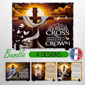 Può includere: Un set di quattro sottobicchieri in ardesia con una croce di legno rustica su cui è drappeggiato un panno bianco. La croce è posizionata su uno sfondo di tramonto con nuvole. Il testo "I will cling to the old rugged cross and exchange it someday for a crown" è stampato sui sottobicchieri.