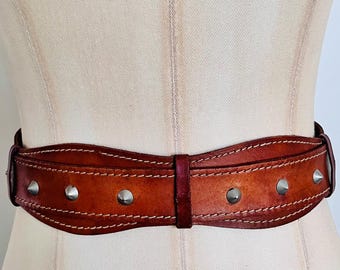 1930 年代のスタッド付き馬蹄型キドニーベルト、赤い宝石の 3 本の