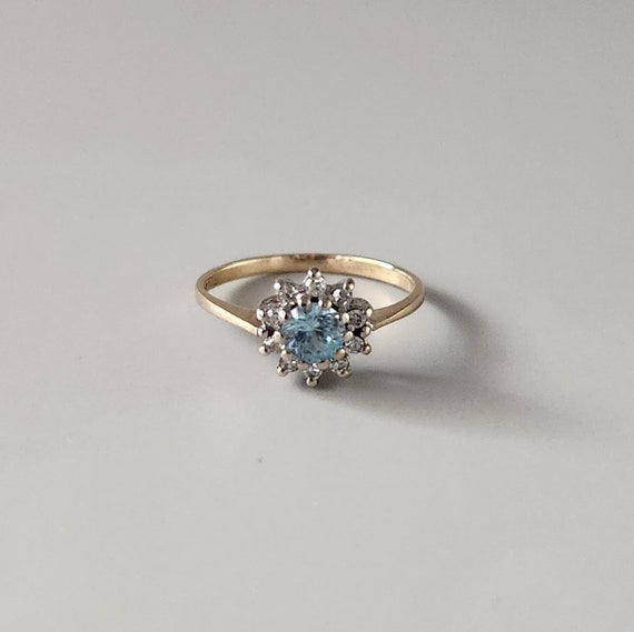 9ct Yellow Gold Pale Blue Topaz & Diamond Cluster… - image 1