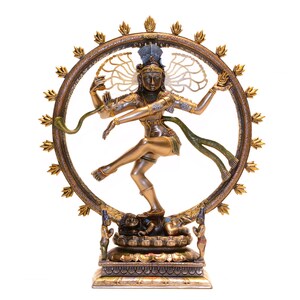 Könnte beinhalten: Eine bronzefarbene Statue der hinduistischen Gottheit Shiva in einer Tanzpose, umrahmt von einem dekorativen Ring. Die Statue hat mehrere Arme und ist mit aufwendigen Details verziert, darunter eine Schlange und ein kunstvoller Kopfschmuck. Der Sockel ist mit Figuren verziert.