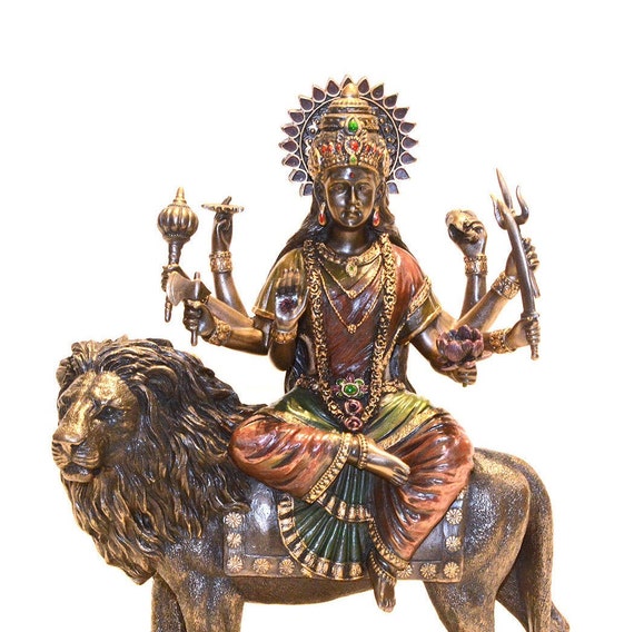 ドゥルガー像：ライオンに乗るヒンドゥー教の女神パールヴァティ