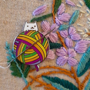 Small Cute Cat Kitten Wool Yarn Knitting Crochet Enamel Needle Minder Needle Nanny Cross Stitch Accessory Embroidery Magnet Craft Gift