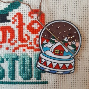 Small Cute Christmas Snow Globe Winter Snow Scene Christmas Enamel Needle Minder Needle Nanny Cross Stitch Accessory Embroidery Magnet Gift