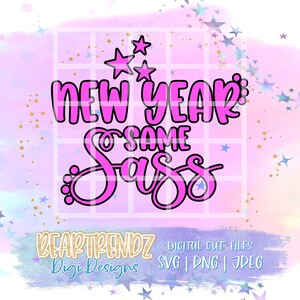 Puede incluir: Diseño de archivo de corte digital rosa y negro con el texto "NEW YEAR SAME Sass" y estrellas. El diseño está sobre un fondo de acuarela rosa y azul con purpurina dorada.