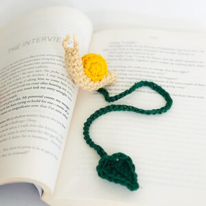 Crochet Snail Bookmark, Book Lover Gift, Teacher Gift, Back to School, Cute Page Holder, Handmade Bookmark, Gift for Kids, Gift For Mom