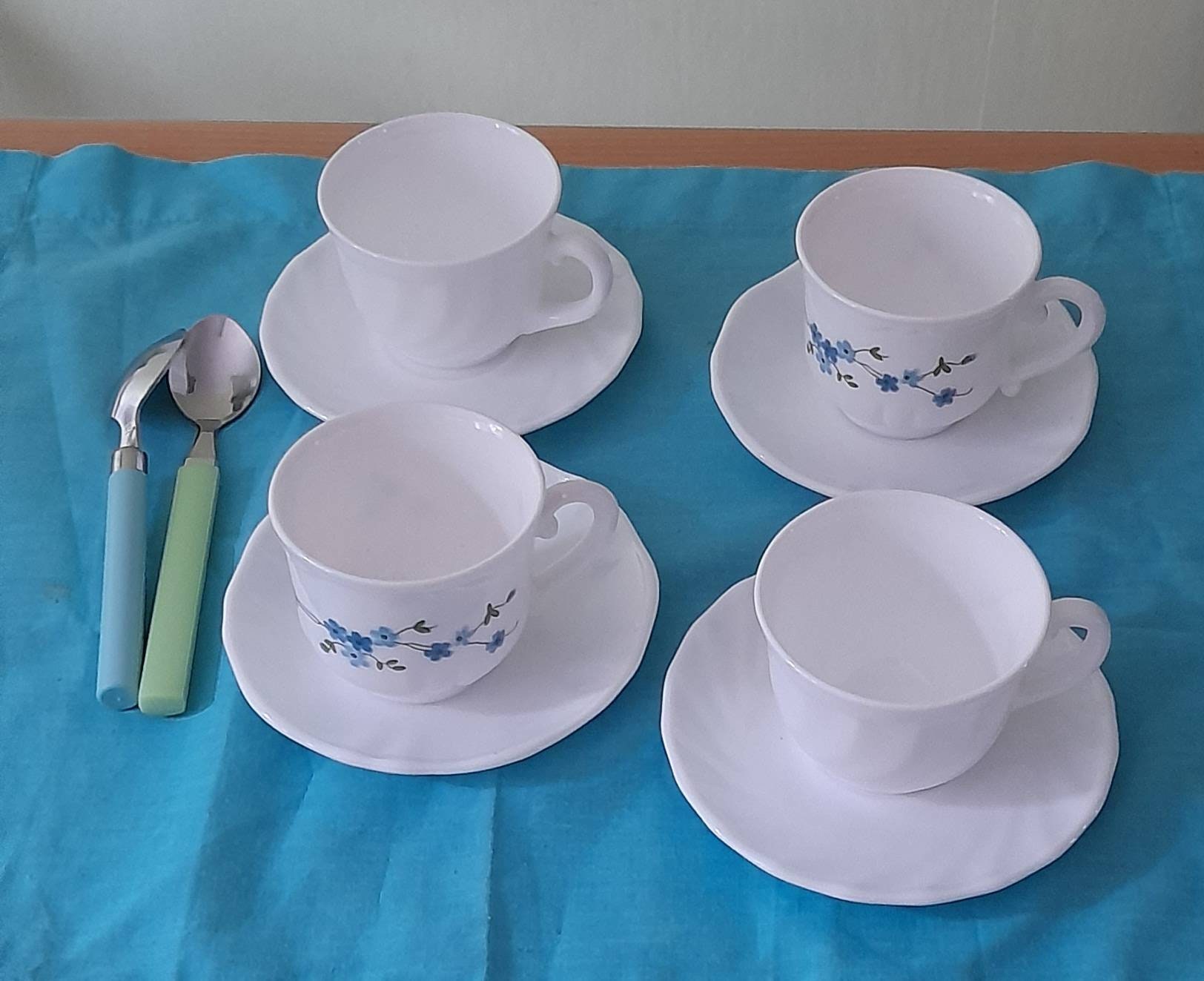 Ensemble de 4 Tasses à Café et Soucoupes, Arcopal Modèles Véronica + Trianon/France - 1970