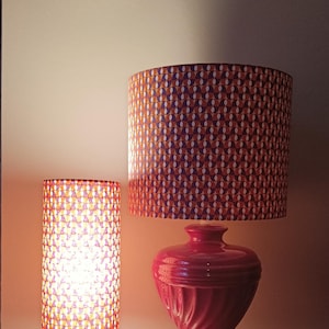 Lámparas vintage de cerámica burdeos, individuales o dobles, con pantallas con estampado geométrico, hechas a mano.