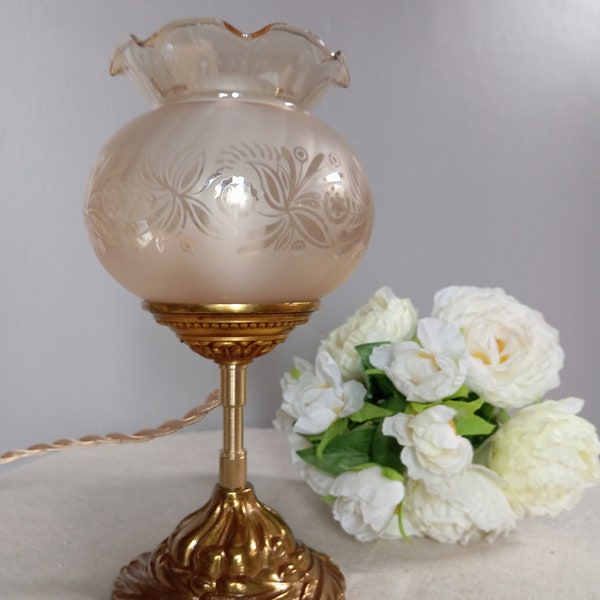 ZOHRA - Lampe à poser upcyclée socle bronze doré, globe tulipe ambré dépoli rétro chic.