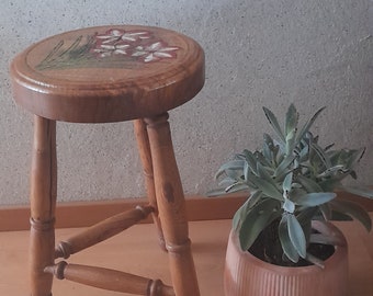 Solid wood tripod stool, turned legs, flower decor seat, country/mountain style / craftsmanship 1999