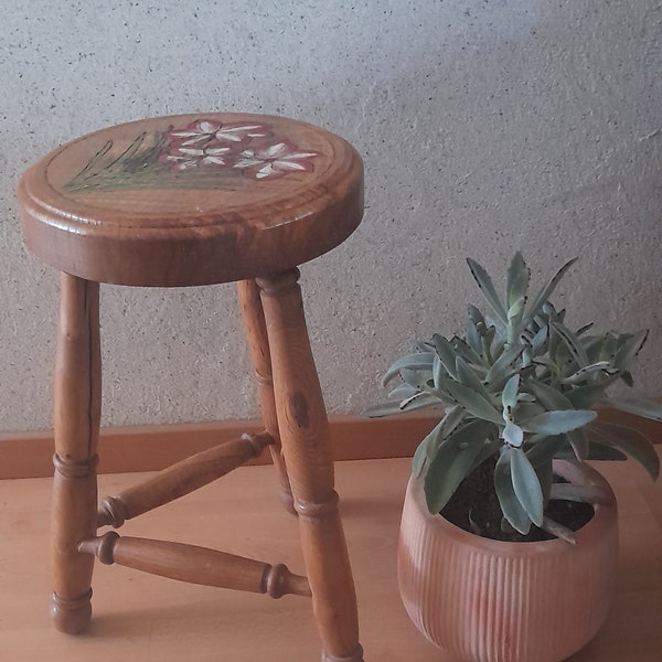 Tabouret tripode bois massif pieds tournés assise décor fleurs, style champêtre/montagnard / artisanat 1999