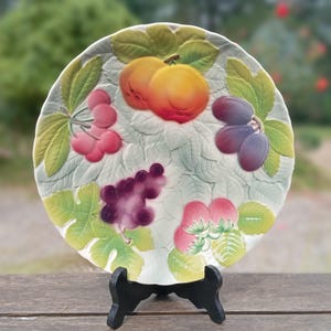 Francia, plato para granizados de tartas y pasteles decorado con frutas del huerto, años 70, de St Clément