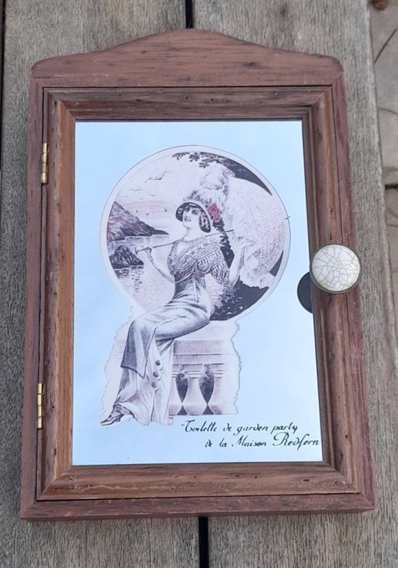 Ancienne Boîte à Clés Murale – Tapisserie Vintage Encadrée – Thème Art – Occasion
