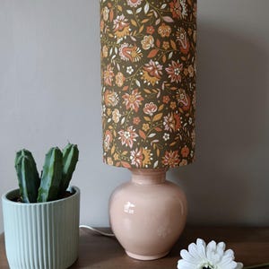 Vintage retro tafellamp met roze keramische voet en handgemaakte lampenkap met bloemenprint.