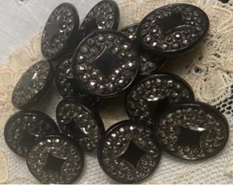 Boutons victoriens antiques en verre noir avec touches d'argent et tiges en laiton--Ensemble de 13